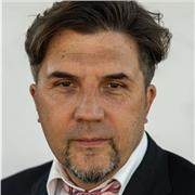 Esperto pubblicista offre lezioni di storia contemporanea